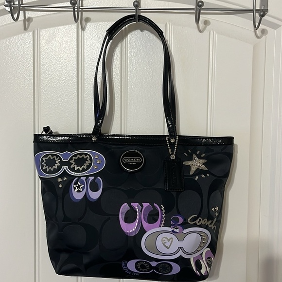 Coach Daisy Pop Optic Tote Bag
H1176 F17587 Black Signature
Appliqué - Picture 15 of 16